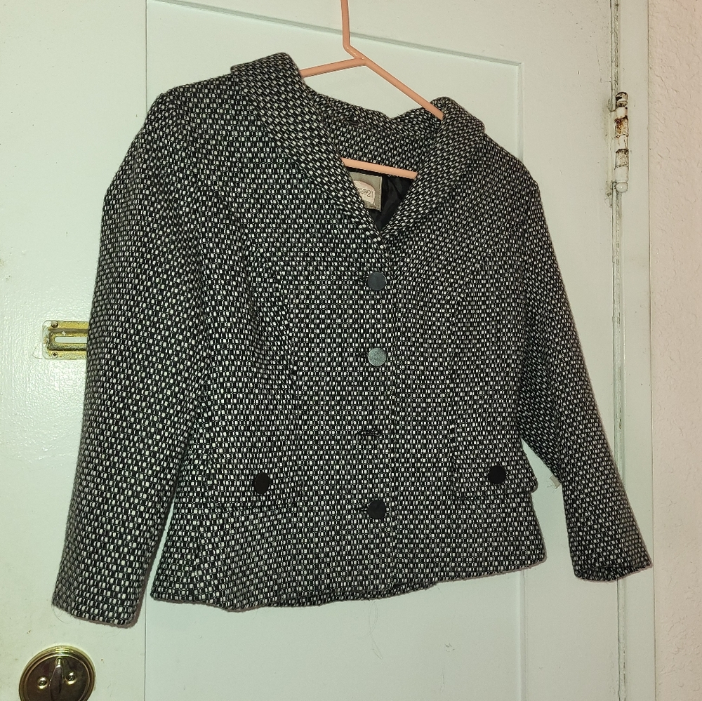 LOVE 21 LONG SLEEVE  CREW BLAZER JACKET size M button up 3/4 sleeve